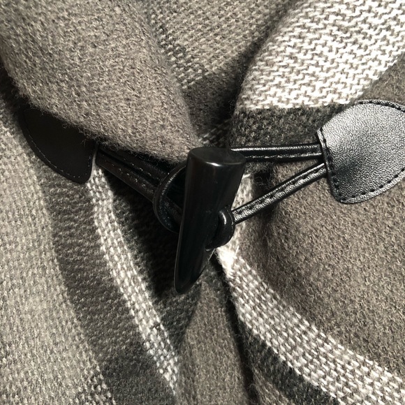 Modena Cape/poncho - Picture 4 of 4